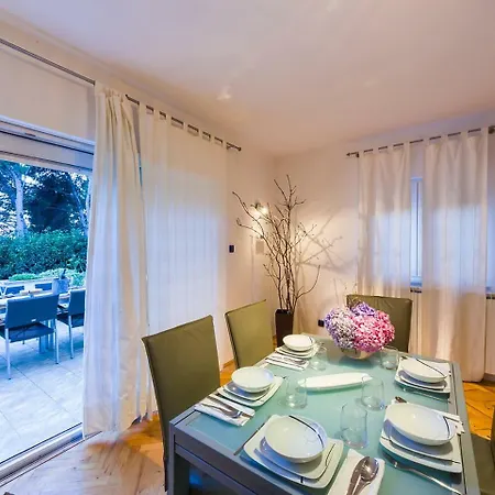 Holiday Home Vila Luna *