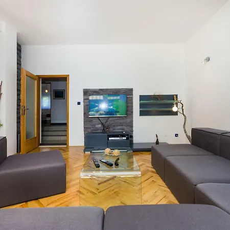 Holiday Vila Luna زادار