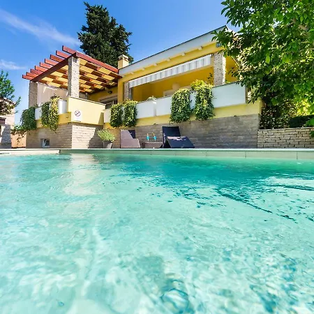 Holiday Vila Luna زادار